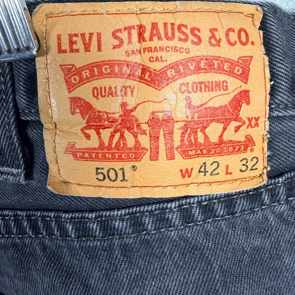 LEVI’S 501 STRAIGHT LEG JEANS MENS 42X32 BLACK GRAY WASH BUTTON FLY